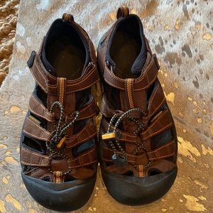 KEEN BIG BOY WATER SANDAL SHOES size 6 (big boy)